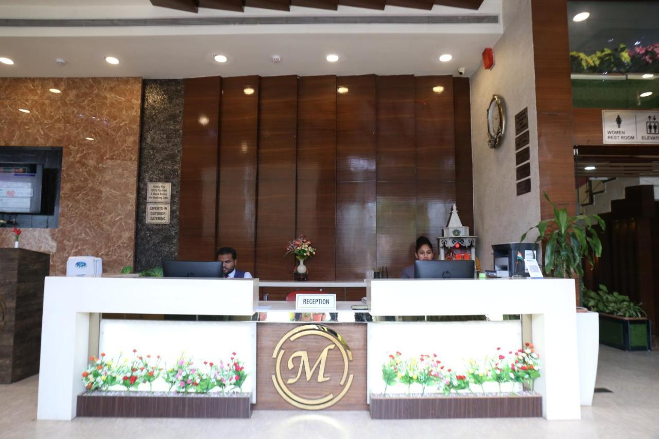 Hotel Moments Лакхнау Экстерьер фото